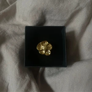 Dahlia ring rostfri  - 45kr/st, i Ion plated rostfritt stål 304,  finns flera i lager😊 kolla gärna in min instragram där jag främst sköter försäljningen 🤍 fler liknande smycken hittar ni på min sida 🥰