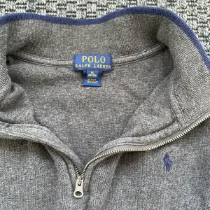 Säljer nu denna otroligt snygga half zip från Ralph Lauren i storlek XL i junior storlek men sitter som M😁 Mitt pris 499kr Skriv vid funderingar !