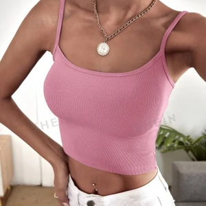 Rosa ribbad linnetopp från Shein - En rosa ribbad linnetopp från Shein med smala axelband och en croppad passform. Toppen är ärmlös och har en tight passning, vilket gör den perfekt för sommarens varma dagar.