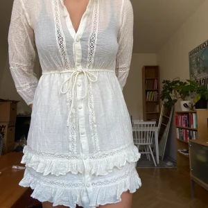 Somrig klänning - Somrig vit klänning/strandkläning. Bra skick. 