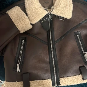 Jacka säljs - Använt bara ett fåtal gånger, skriv ifall du är intresserad 🫶