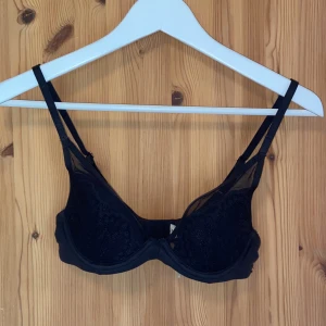 svart bh - Bh i storlek 70B, aldrig använd!
