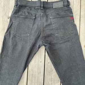 Diesel jeans  - Säljer nu ett par riktigt feta diesel jeans, slimfit straight! Byxorna har en defekt som ni kan se på bilderna. Pris 99 kr men det är ej hugget i sten! Hör av er om ni har frågor!