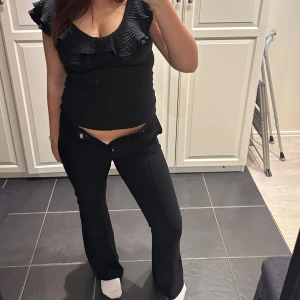 Assnygga kostymbyxor! - Endast använda ca 2 gånger och har inga skavanker. Säljer då de blivit små på mig💞