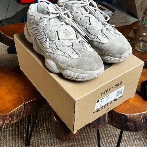 Yeezy 500 - Bra kvalitet🤩 slitna Yeezy 500 Desert Rat colorway kommer också med låda