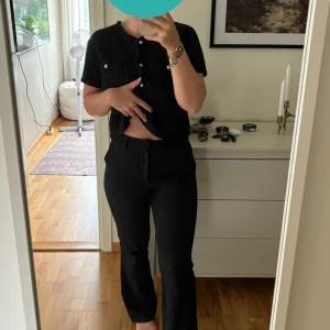Kostymbyxor  - Säljer mina älskade älskade kostym byxor från BikBok nu. I stl 36, då jag inte kommer i dem längre! Så sköna. Vida ben! Nypris 599:-