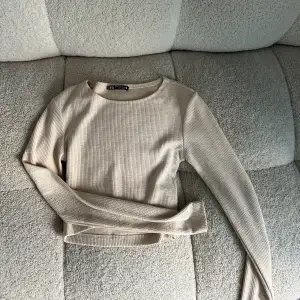 En beige långärmad tröja från Zara. väldigt basic o fin! 