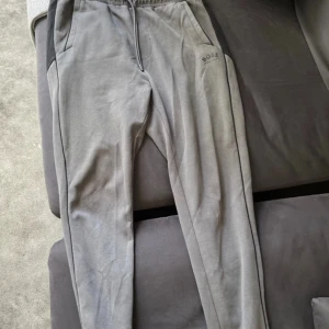 Hugo boss joggingbyxor  - Super sköna Hugo boss joggingbyxor i top skick använda ett fåtal gånger, grå och svarta.