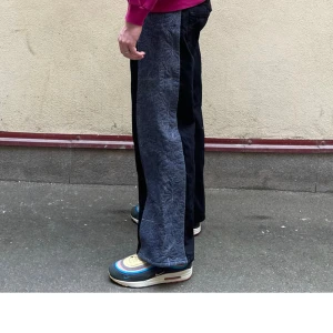 Levis nice duds vintage - Ett par svarta byxor med gråa mönstrade paneler på sidorna. Byxorna har en rak passform och är långa. Levis Nice Duds Vintage