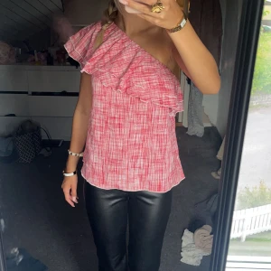 Super snygg rosa röd topp - Tröjan är i väldigt bra skick då jag knappt använt den. Storlek: S/M Köpt för 450kr