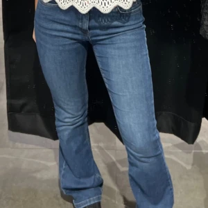 Lågmidjade jeans - Lågmidjade och utsvängda jeans från Only, stretchiga och sitter fint på kroppen, storlek S 30. 