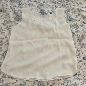 Brodyr blus - Vit blus med brodyr köpt på vinted utan lappar så ingen aning om vart den är ifrån eller material men skulle uppskatta storlek s