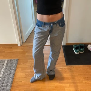 Weekdayjeans - Weekdayjeans med cool design Storlek 25 Jag är 165