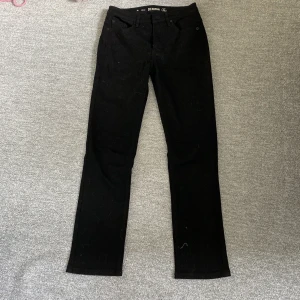 Svarta jeans - Dessa jeansen är nästan aldrig använda och har inga defekter. Jeansen är lite tajtare över låten och blir sedan rakare över smalbenen. Jeansen har stretch i sig och är väldigt sköna. Är lite korta på mig som är 172