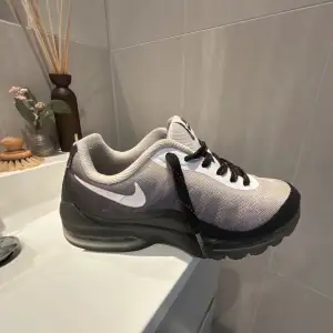 Air maxes i storlek 40, mer bilder finns i min profil innan rengöring samt info.