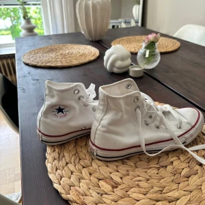 Vita Converse✨ - Som nya vita converse, använda 1-2 gånger💕