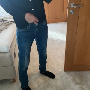 Levis jeans 511 - Säljer dom här levis jeansen - 511 då jag vuxit ur de, passar de som e från 170-176 skulle jag säga, skick e 10/10! Pris kan diskuteras då jag vill få iväg de från garderoben