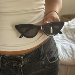 solglasögon  - svarta ”cat eye” solglasögon från gina tricot. mycket bra skick knappt använda. säljer ett par liknande på min profil!