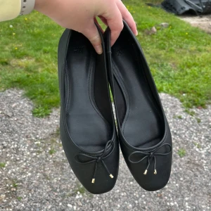 Ballerinaskor  - Svarta ballerinaskor från hm, använda två gånger strl 36