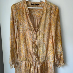 Zara klänning  - Säljer denna otroliga zara klänning, perfekt till sommaren. I bra skick, köpt här på Plick förra sommaren!☀️