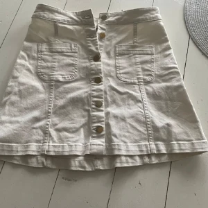 Vit jeans kjol - Snygg vit jeanskjol 💗💗 priset går att diskutera💗