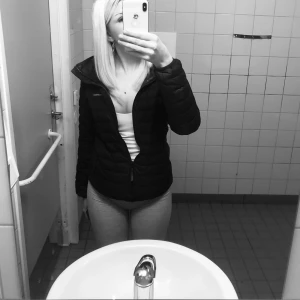 Peak performance jacka - Säljer min peak performance jacka i storlek S då den inte används längre, kan också byta mot en annan peak jacka i xs💞 det fins lite fläckar längst upp vid halsen men de går att tvätta bort och är inget som syns heller