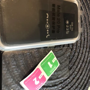 Skal till mate 20 PRO/ NY/svart/skärmskydd - Ett nytt och fint skal till Mate 20 PRO. Skärmskydd ingår.Allt är som mina bilder. Kontakta mig om du undrar över något.