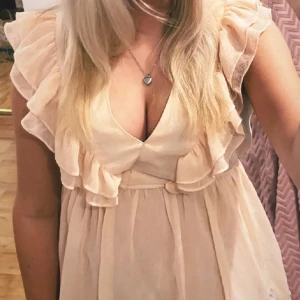 Söt rosa volangblus - Säljer den här så söta blusen från gina tricot🫶🏼Sitter som strl S. Jag köpte den på plick men den är i jättebra skick. Skriv för frågor och tryck gärna på köp nu! Pris kan diskuteras vid snabb affär.  Postar inom 24 h 