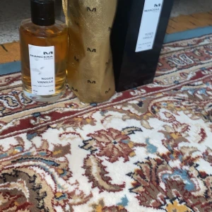 Hej! Säljer mamcera roses vanille. Säljer för att jag tycker den är för söt. Använt 3 sprutar. Vid snabb affär kan priset diskuteras. - mamcera roses vanille