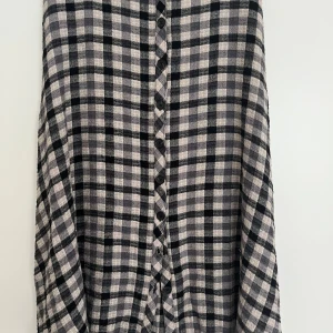 Kjol LEVETE - Jätteskön kjol från Levete room  Använd få gånger  Passar höst/vinter 76% viscose 