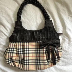 Handväska - Burberry liknande handväska, kommer inte till användning 🎀