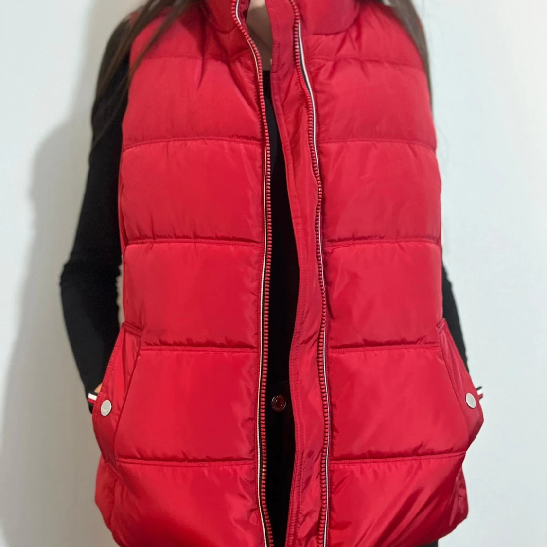Röd dunväst från Tommy Hilfiger - 25