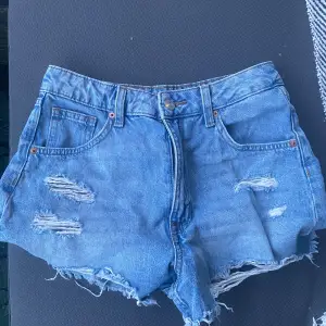 Ljus blåa jeansshorts. Säljer för att det är för små. Kan vara lite liten i storlek men annars bra skick