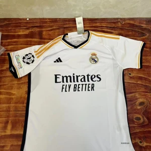 Real Madrid 23/24 home shirt - Fotbollströja, toppkvalitet för endast 349kr. Finns i M Cheapkitzz
