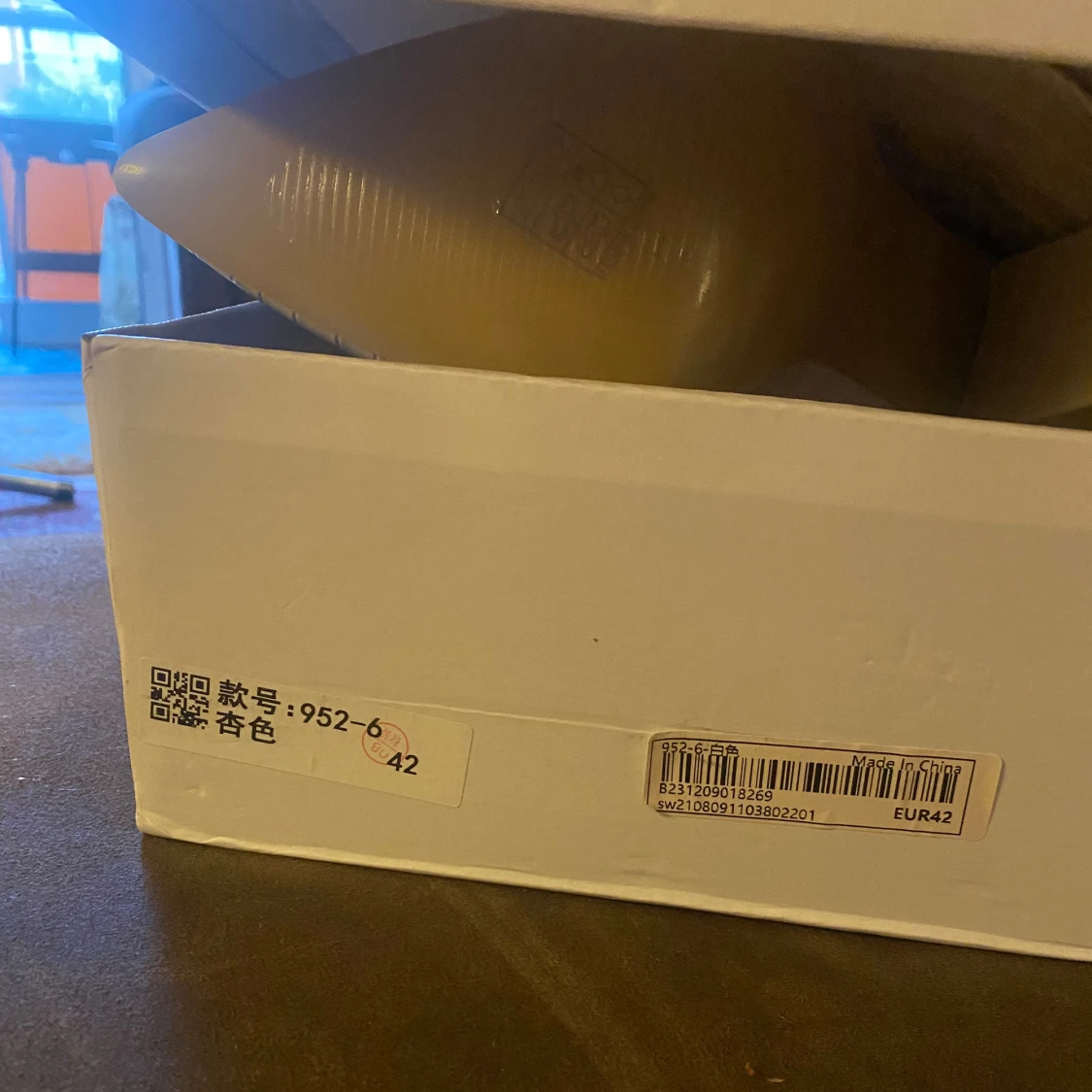 Ljus beige högklackar.  - 92