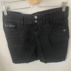  Jeans kjol  - Säljer denna jeans kjol för att den är Förstor. Fint skick men använd några få gånger. 