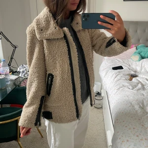 Teddyjacka!  - Jätte snygg teddyjacka! Den har en liten defekt vilket visas på sista bilden men det är verkligen ingen man tänker på❤️