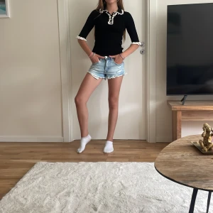 Svart blus - Lite refflad, bra skick o pärlknappar