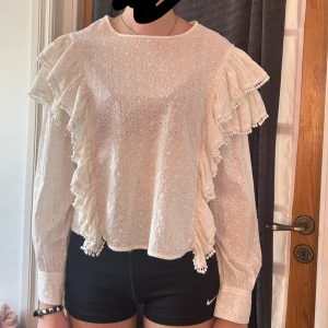 volang blus - säljer min volang blus då ja inte tycker den passar i storleken och inte riktigt min stil. Den är från Carin Wester och köpte för ca 550 kr men säljer den för 150 kr då jag känner att det priset funkar 