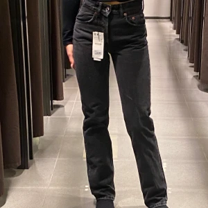 Zara jeans  - Säljer mina mid rise Zara jeans i färgen svart/stentvättade pga att dem är för små för mig