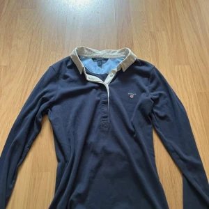 Polotröja  - Väldigt fin men har aldrig använt 