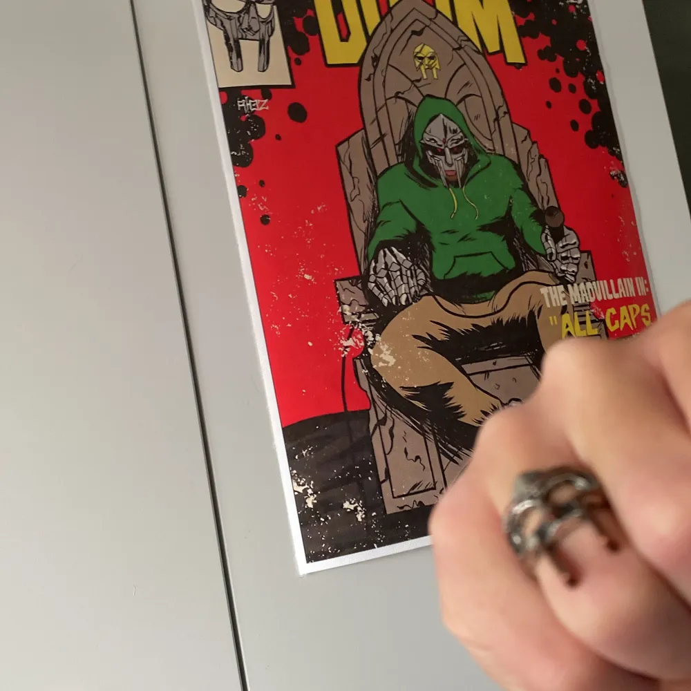 Säljer min mf doom ring och min chrome hearts armband säljer dom för att jag inte gillar dom längre. Chrome hearts armbandet kostar 180 och mf doom ringen kostar 35🦦🥾. Accessoarer.