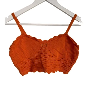 Monki stickad topp - Stickad topp från Monki i orange. Ej använd.