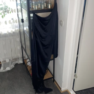 Klänning - Svart klänning från hm endast använd 1 gång