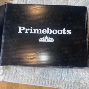 Primeboots  - Primeboots som är använda endast en gång. Storlek 37. Skorna är mörkblåa.