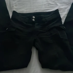 Svarta hm jeans  - Svarta hm jeans jätte trendiga och helt slut sålda , fint skick använda 1-2 gånger 