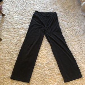 Byxor - Jag säljer dom här för att dom inte passar längre men dom är i bra skick, kontakta innan köp. Ops köparen betalar för frakt💕