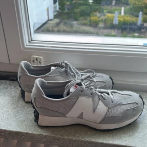 New balance  - Jag säljer ett par jätte fina ljus gråa New balance. Har bara används några gånger men har en liten liten fläk på framsidan. Men inget som märks direkt💕