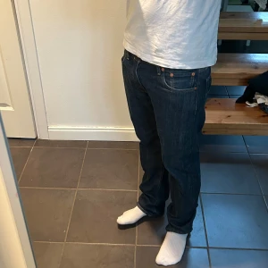 Levis 501 jeans - Säljer ett par fräscha Levis 501. Väldigt bra skick. Strlk 30/32.  Hör av dig vid funderingar!! 