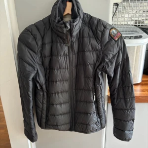 Parajumpers - Använd, två små hål